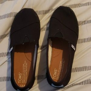 Tom's youth slide on shoes